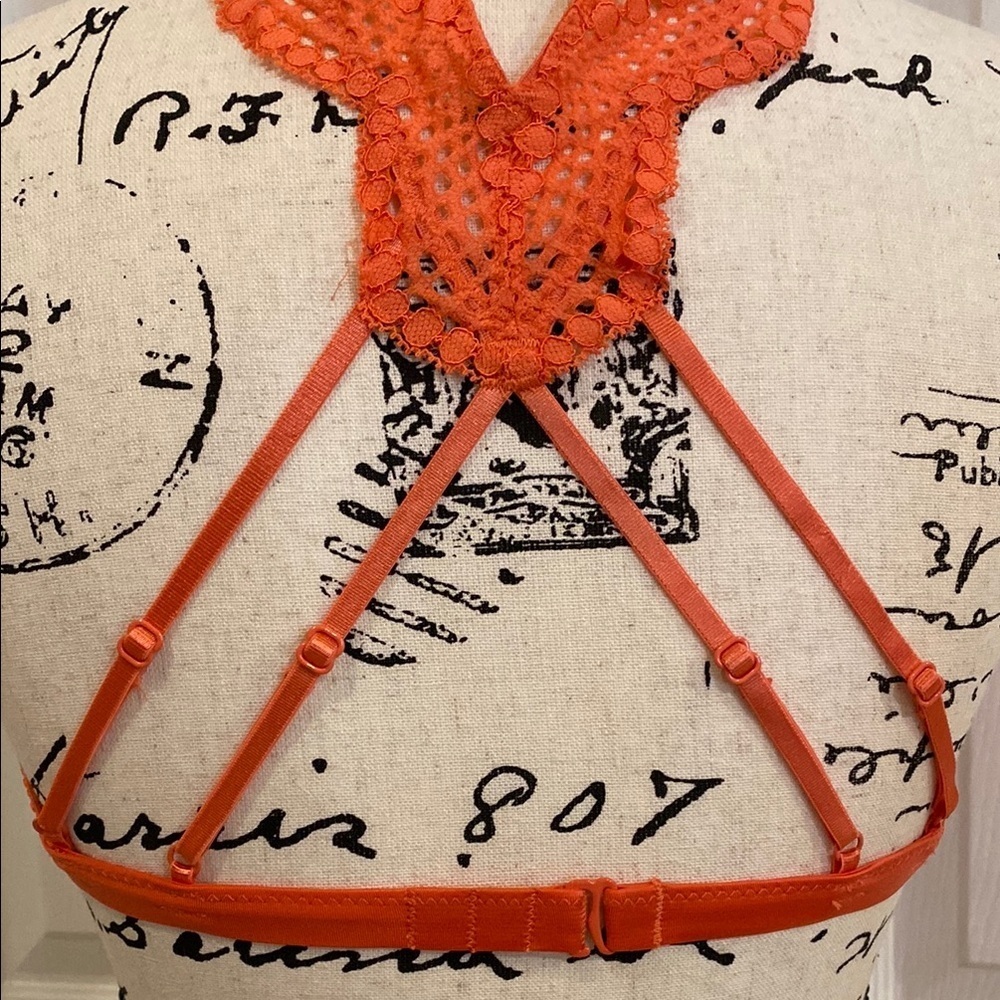 Victoria's Secret High Neck Crochet Scalloped Lace Keyhole Bralette Medium - Picture 9 of 15